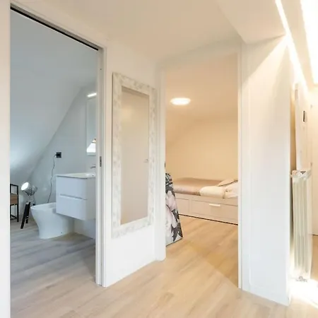 Motor Valley Penthouse - Al Caminetto アパート モデナ